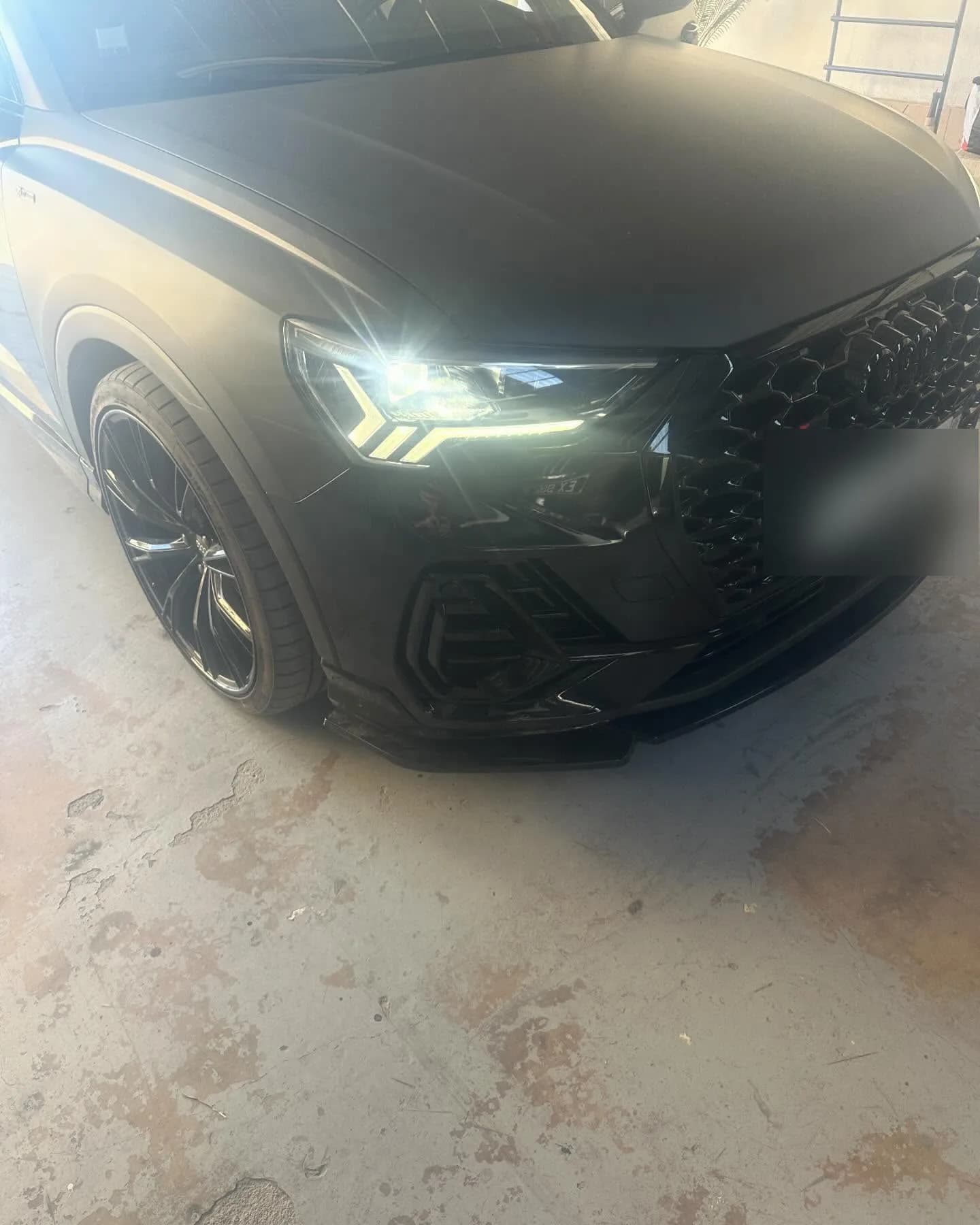 Audi Q3 F3 noire, projecteurs Matrix LED allumés après rétrofit