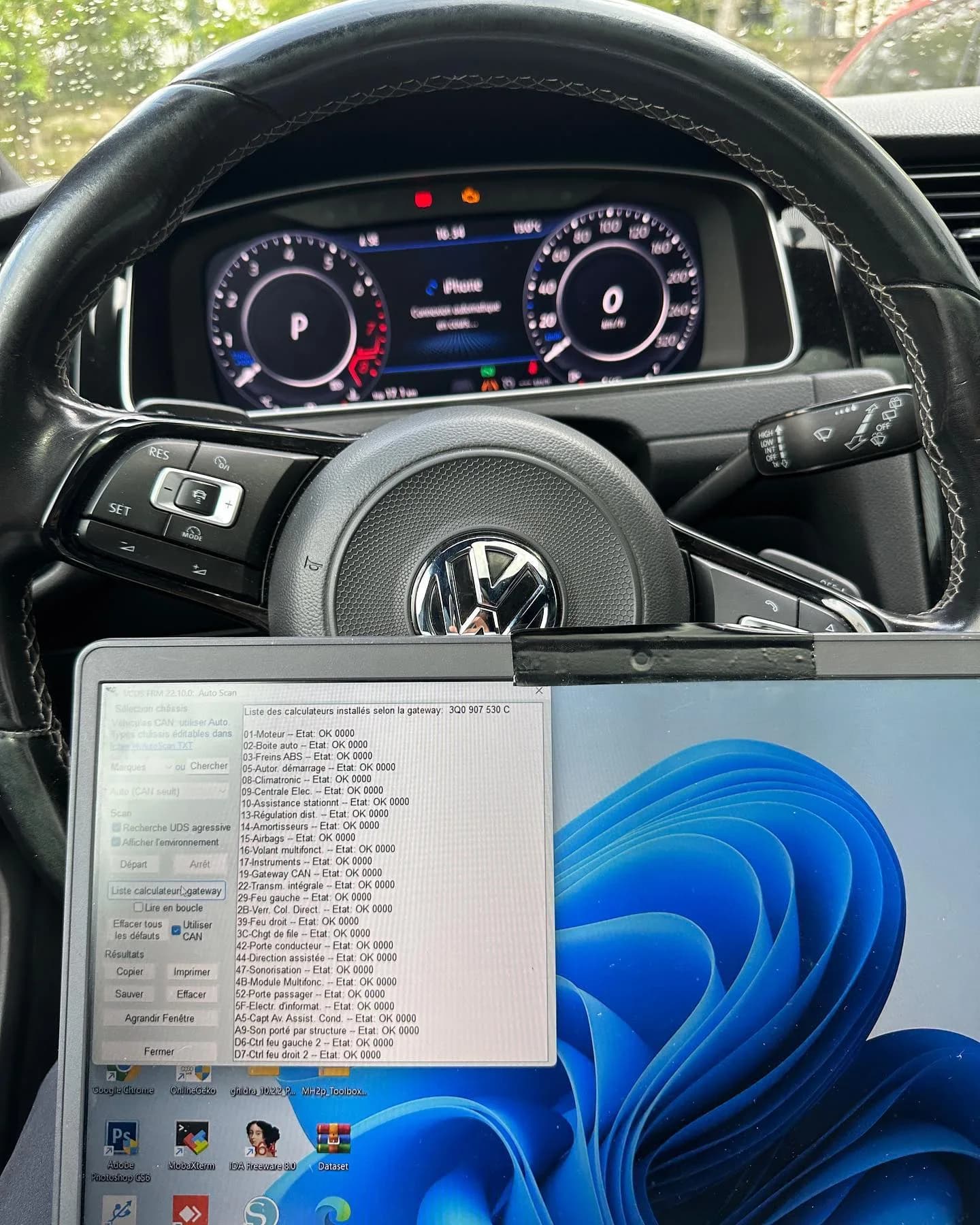 Combiné et console d’une Golf 7 R pendant le codage des aides à la conduite à l’atelier
