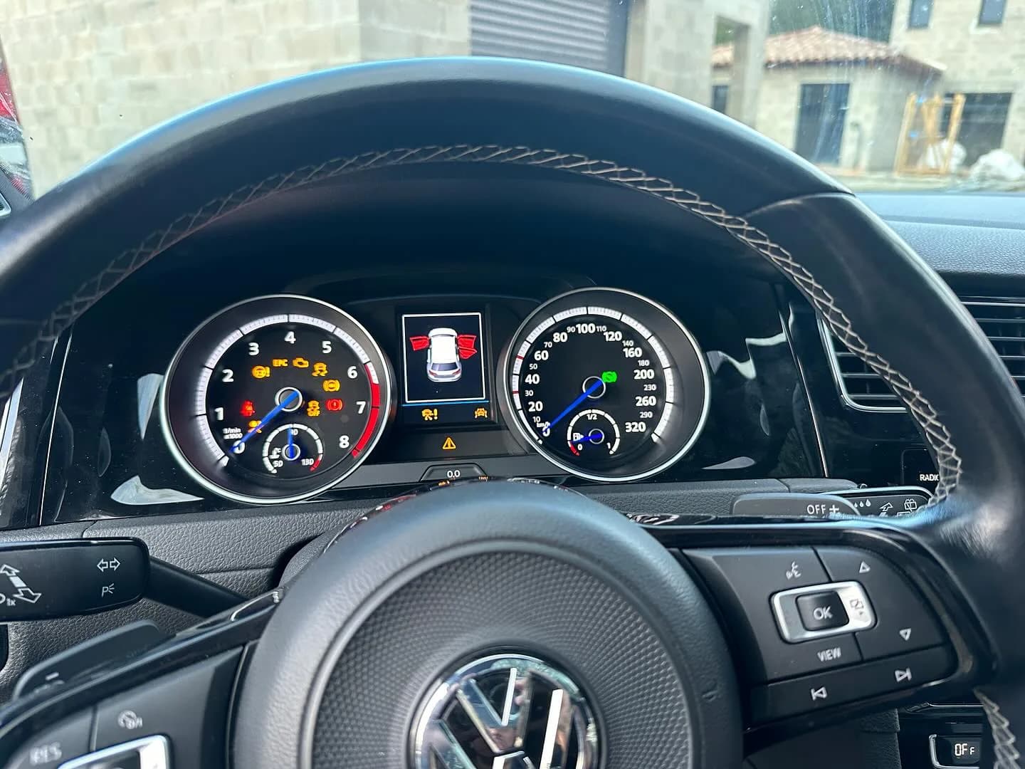 Combiné numérique et volant d’une Volkswagen Golf 7 R après remise en service des calculateurs