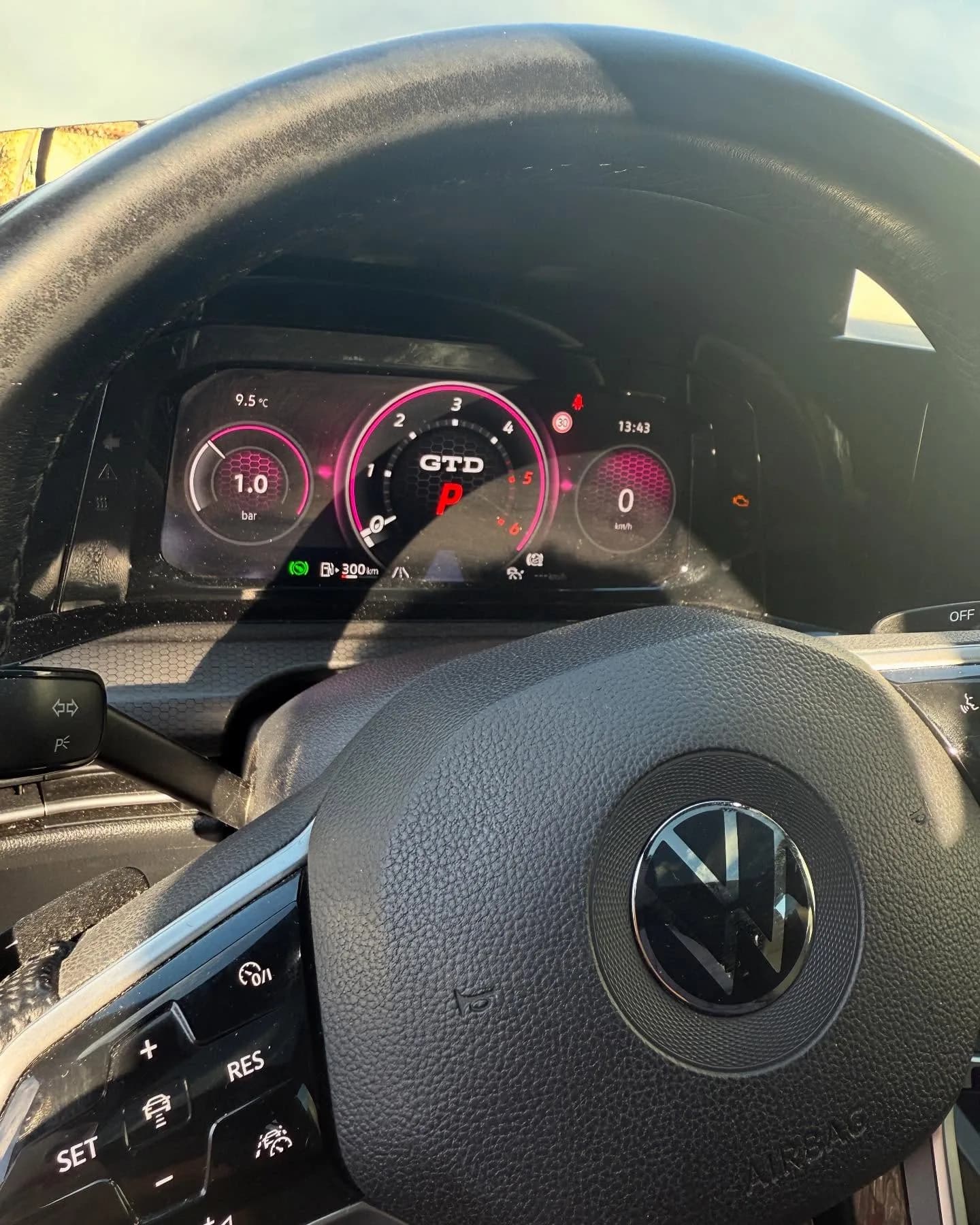 Volant et combiné d’une Golf 8 GTD après réparation du Travel Assist, aucun voyant allumé