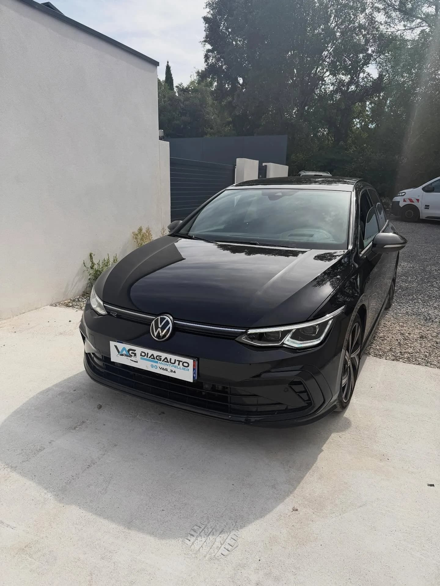 Volkswagen Golf 8 R-Line noire devant l’atelier VAG34 après réparation du Travel Assist