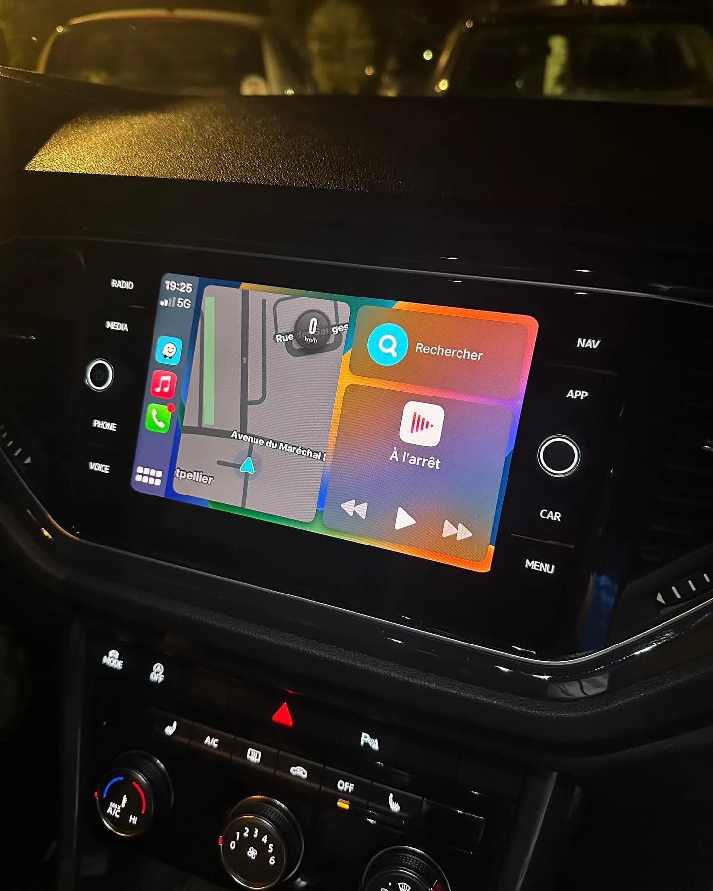 Écran d’un Volkswagen T-Roc affichant Apple CarPlay après activation de la licence App-Connect