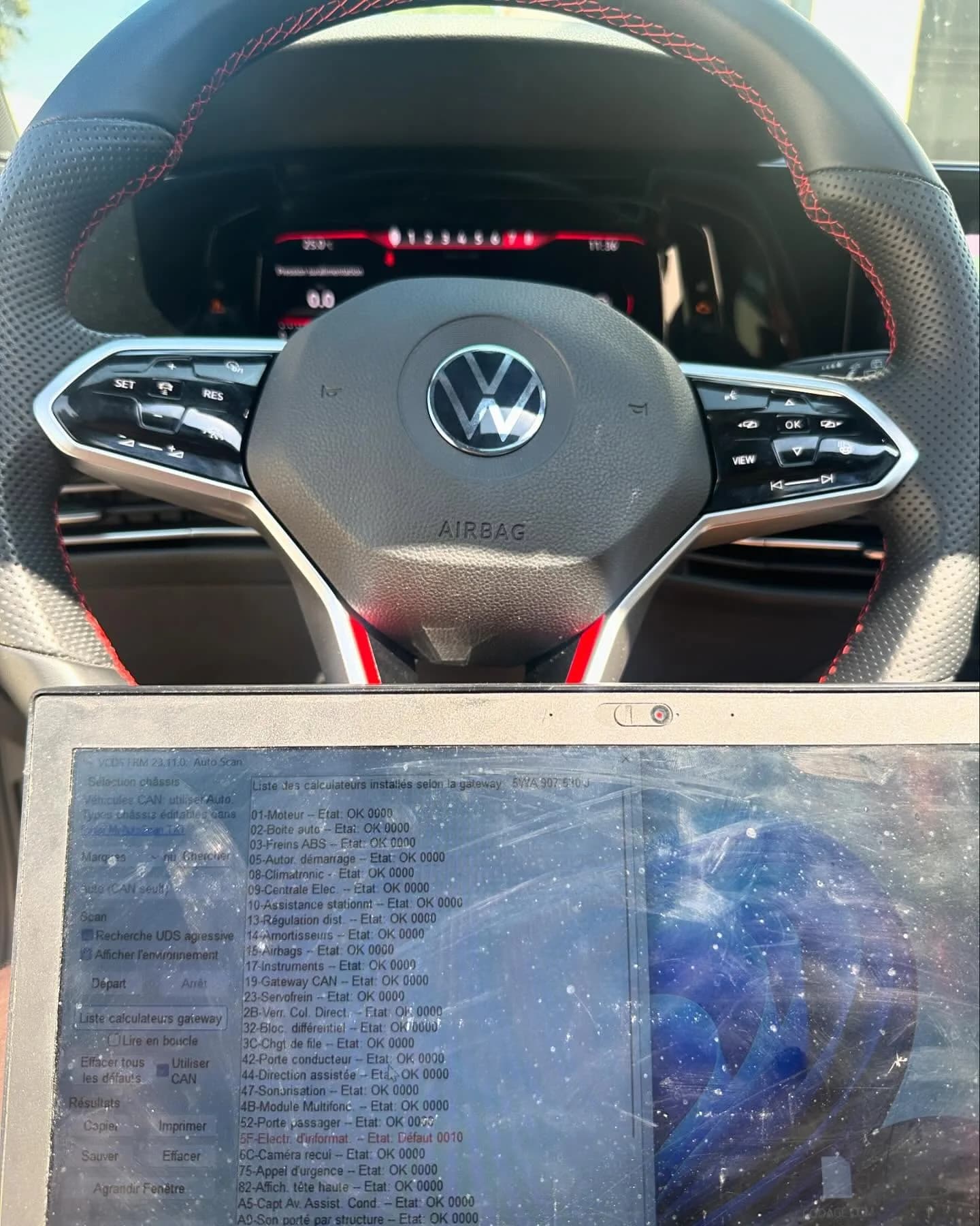 Volkswagen Golf 8 GTI, Golf 8 GTI : écran noir, voyant SOS et Travel Assist (photo 2 sur 7)