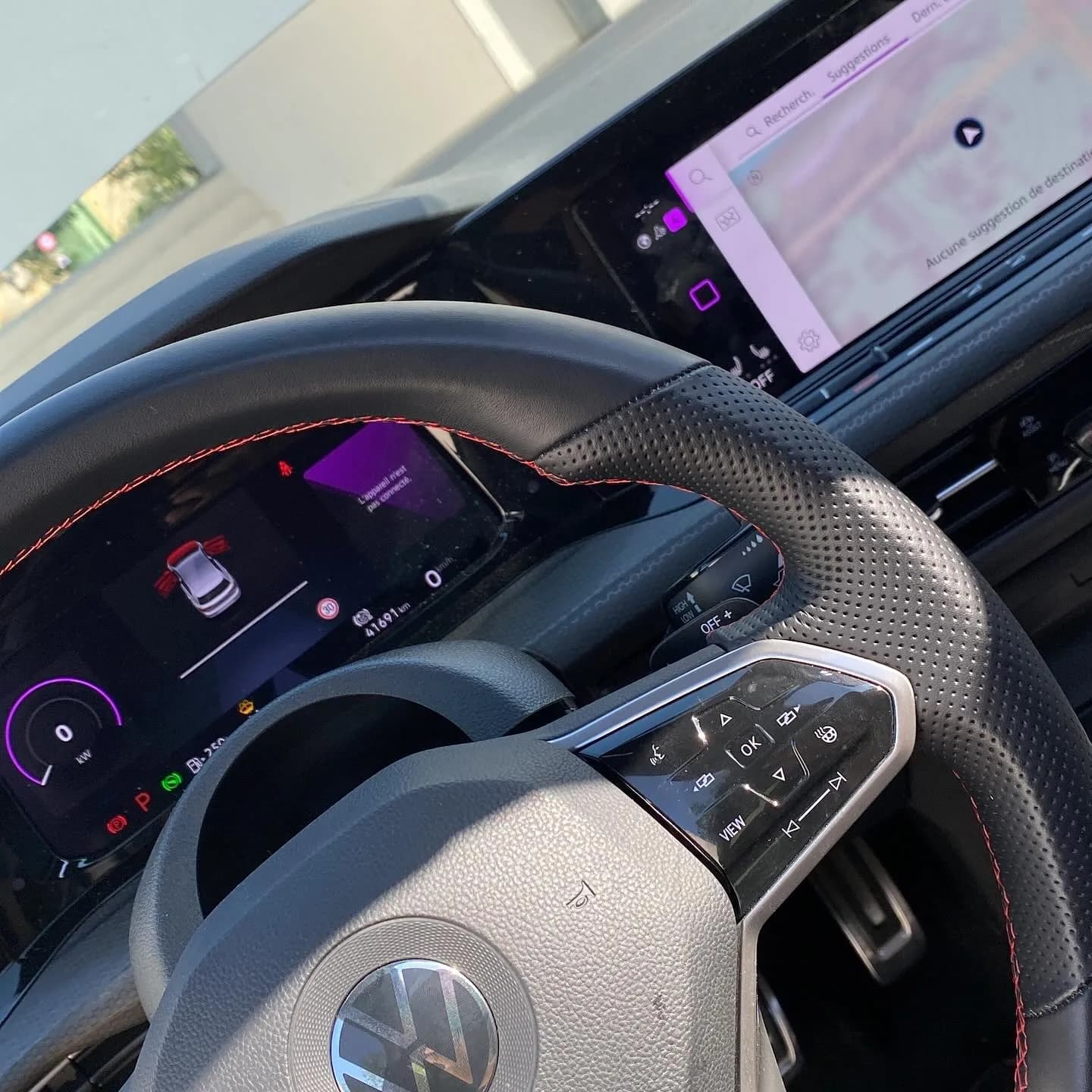 Volkswagen Golf 8 GTI, Golf 8 GTI : écran noir, voyant SOS et Travel Assist (photo 3 sur 7)