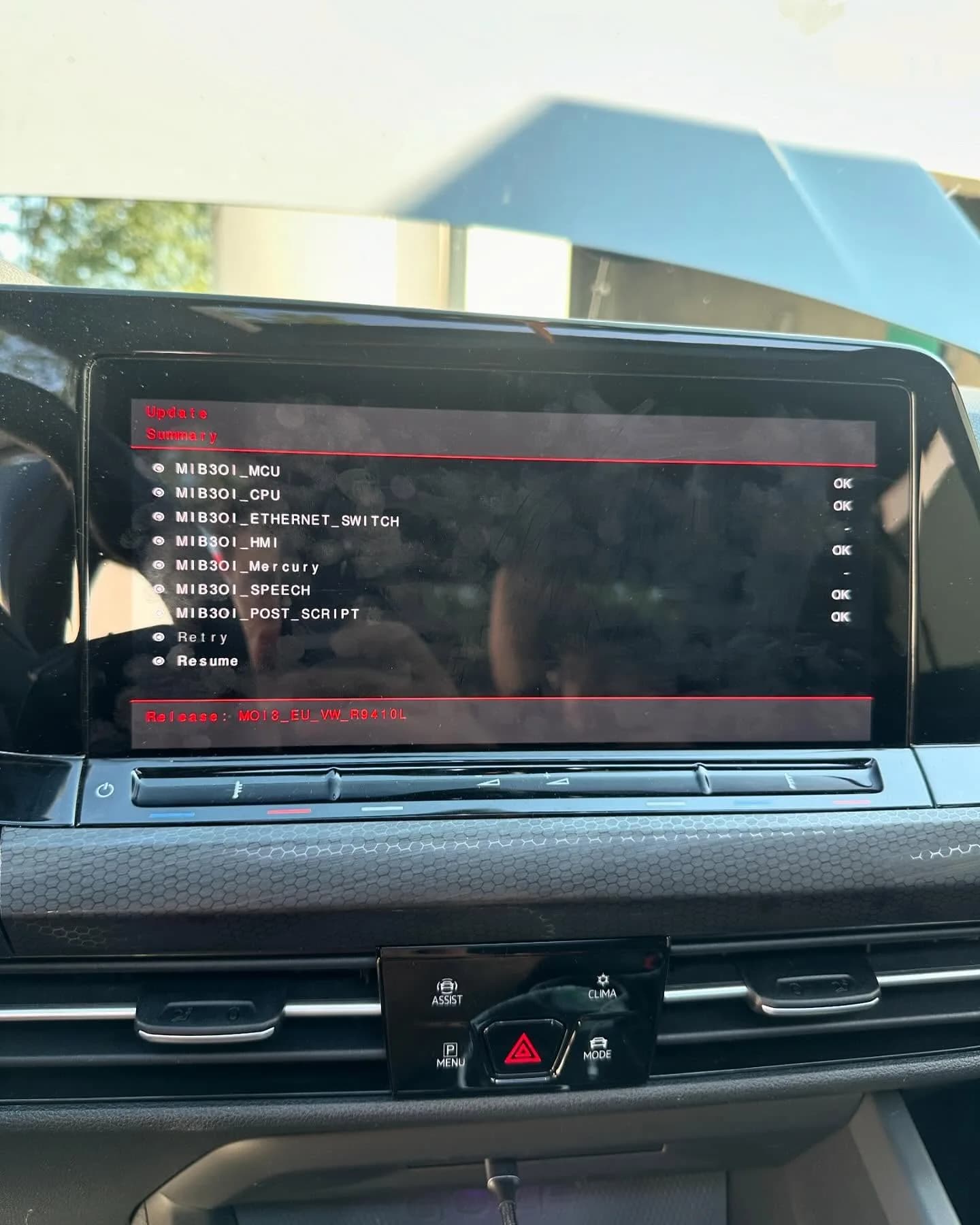 Volkswagen Golf 8 GTI, Golf 8 GTI : écran noir, voyant SOS et Travel Assist (photo 7 sur 7)